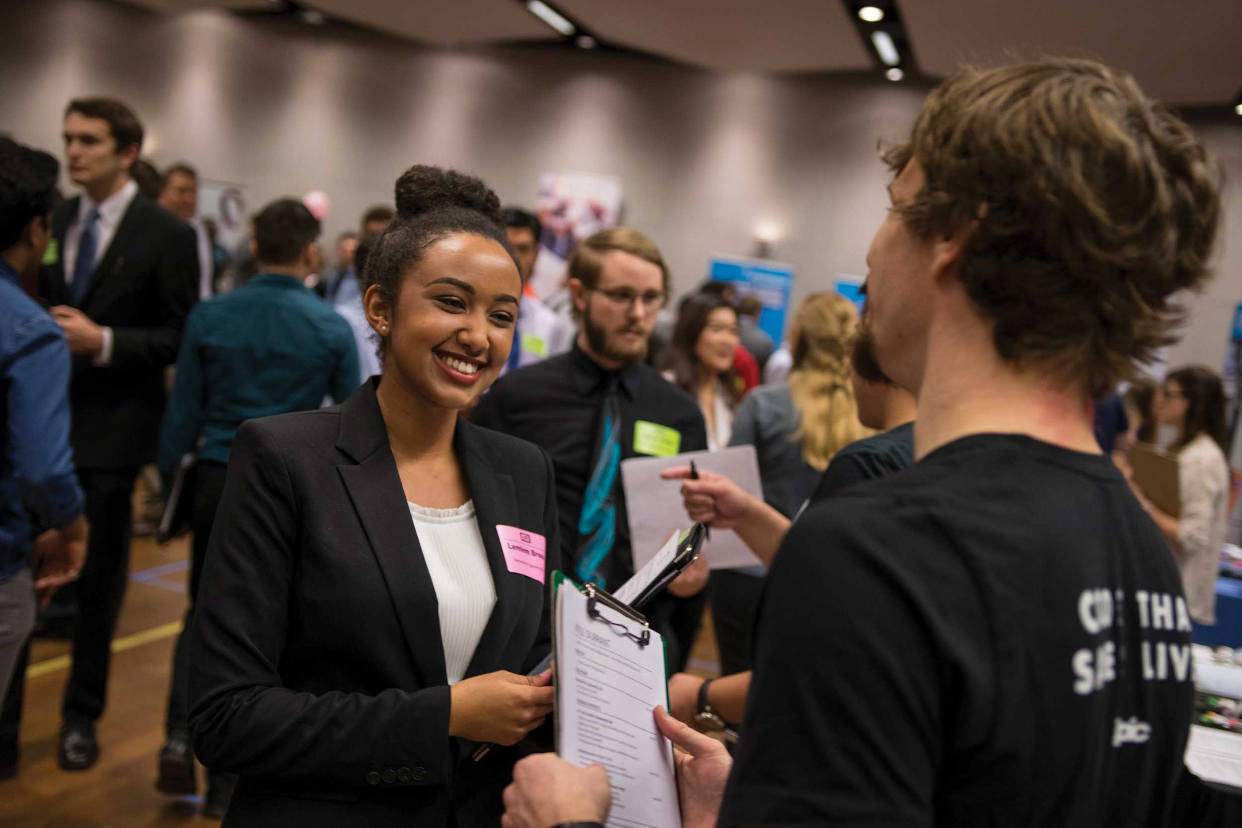 A female FSE student speaks to an employer at the Fulton Schools Career Fair